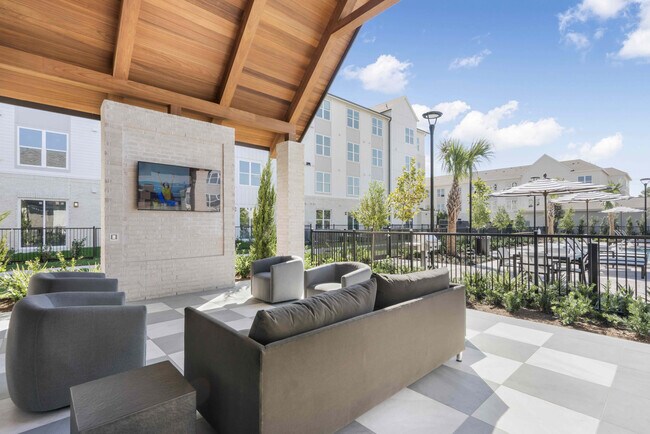 Building Photo - Hanover Lakemont