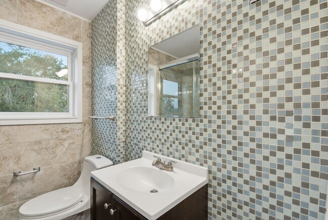 Building Photo - Beautiful Houston Home Featuring a Private Pool