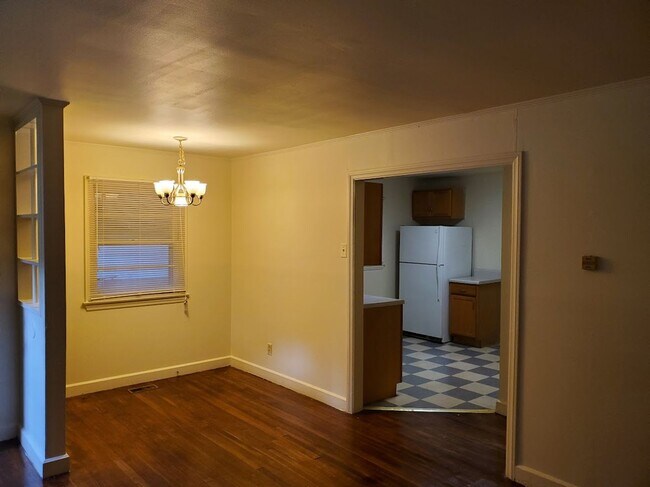 Building Photo - 2 Bedroom House