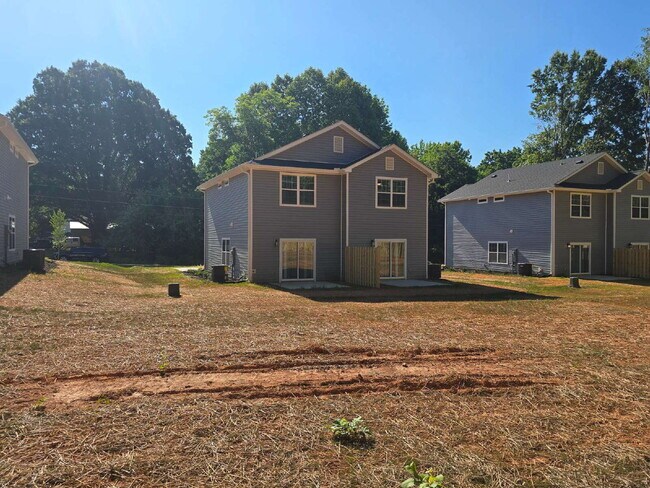 Building Photo - 2 Bedroom Townhomes Near Downtown Mebane for $1495