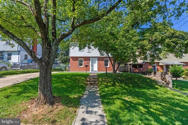 Building Photo - 4816 Woodlawn Dr