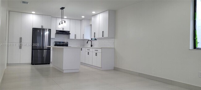 Building Photo - 800 Jann Ave