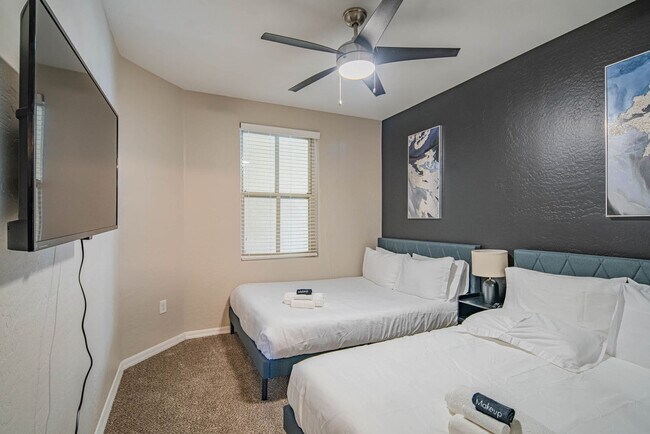 Building Photo - 1275 E University Dr