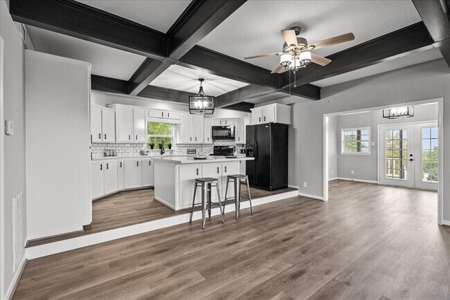 Building Photo - 401 Paradise Dr