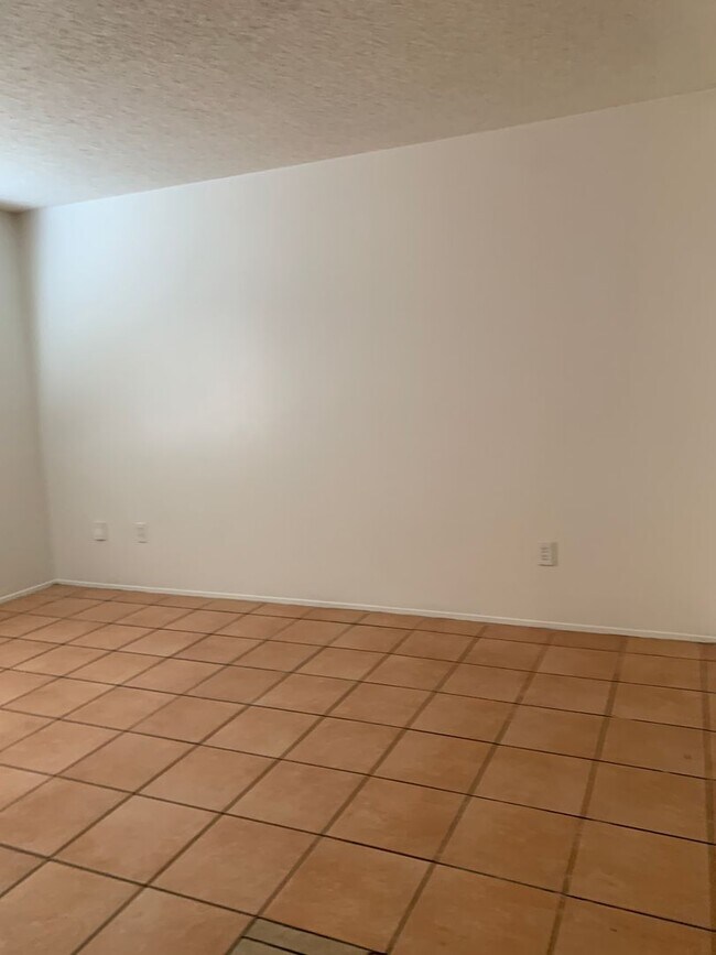 Building Photo - MI3616