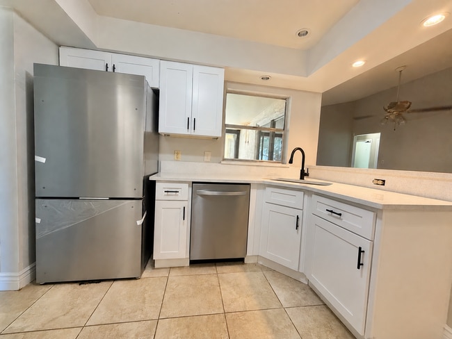 Building Photo - Spacious Home with Large Yard and Central Location! Close to Major Shopping and Dining!
