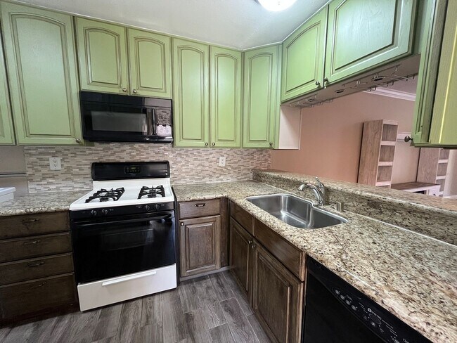 Building Photo - 2 bedroom, 1.5 bath townhouse in the heart of Irvine!