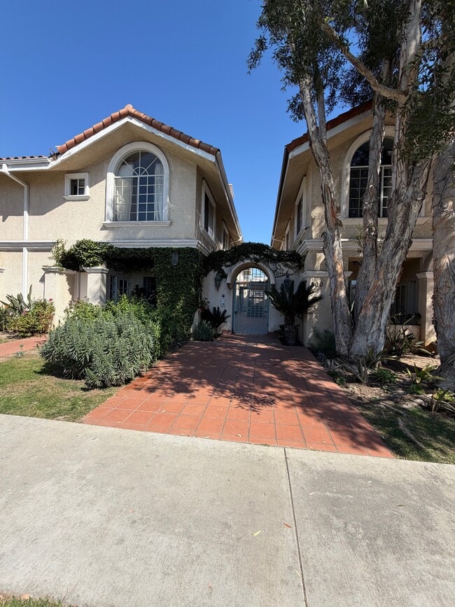 Building Photo - 800 N June St