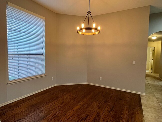 Building Photo - Gorgeous 4 Bed 2 Bath In Edmond