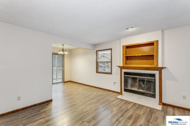 Building Photo - Beautiful town home in south east Wichita!