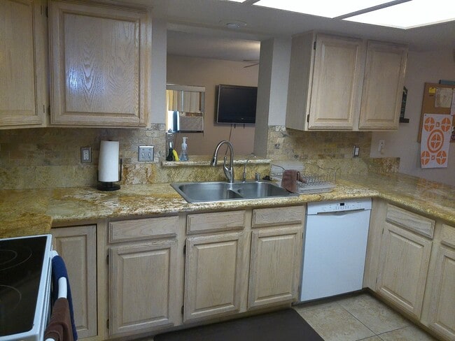 Building Photo - Seasonal  available Sept 1, 2025 to April 30,2026