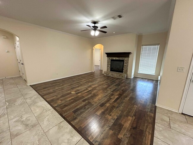 Building Photo - Elegant Living in the Heart of OKC – Impec...