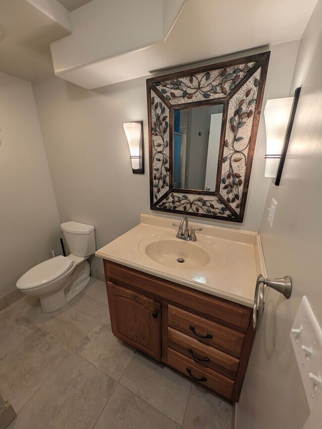 Building Photo - 1216 Robin Dr