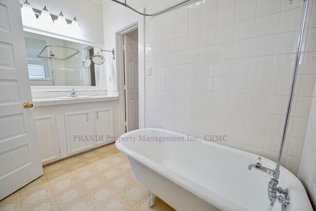 Building Photo - Victorian Style Home Close to Downtown