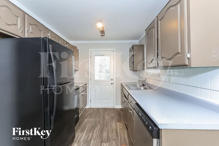 Building Photo - 4609 Paxton Dr S