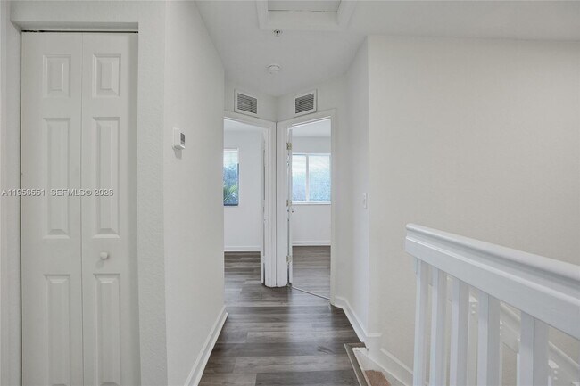 Building Photo - 5409 SW 41st St