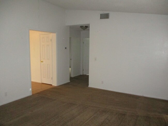 Building Photo - 731 Northampton Dr