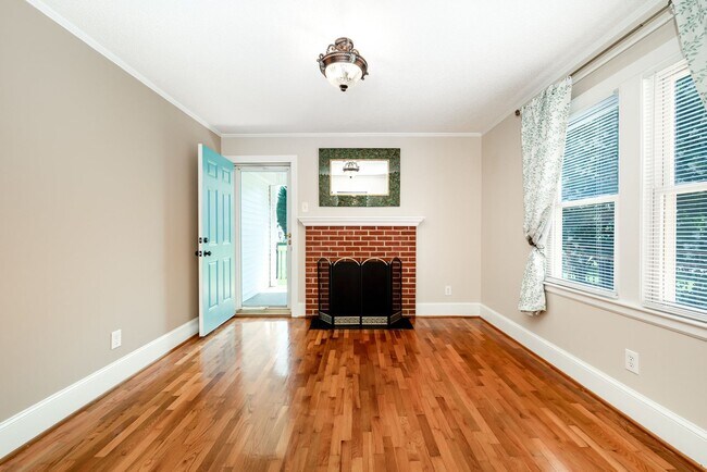 Building Photo - Two Bedroom Farmhouse with LARGE Bonus Room