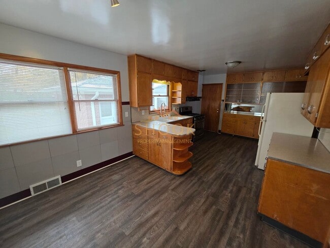 Building Photo - COZY 2 BR HOME NEAR CAMPUS WITH FINISHED B...