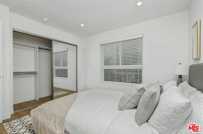 Building Photo - 5405 Hermitage Ave
