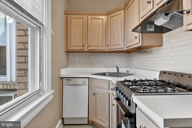 Building Photo - 1820 Swann St NW