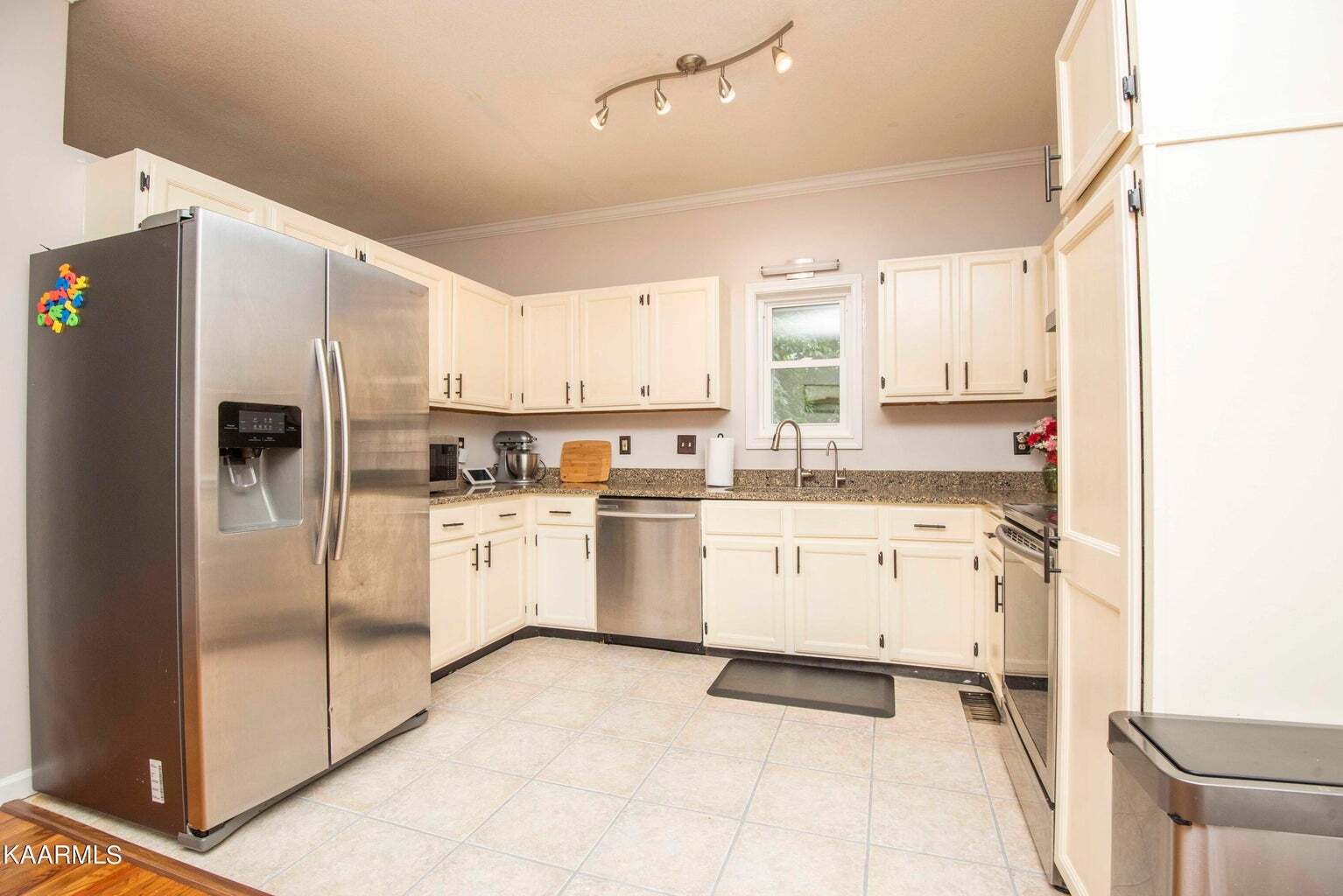 Building Photo - 1728 Stone Hedge Dr