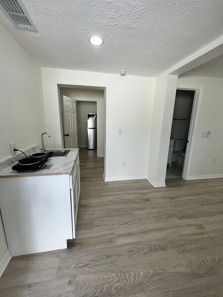 B 1/1 350 sqft - 3320 W Kathleen St