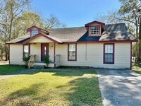 Building Photo - Newly Renovated, spacious 4 bedroom / 3 bath