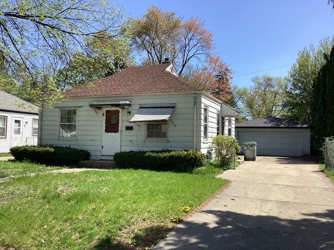 Building Photo - 2 Bedroom Single Family Home With Detached Garage