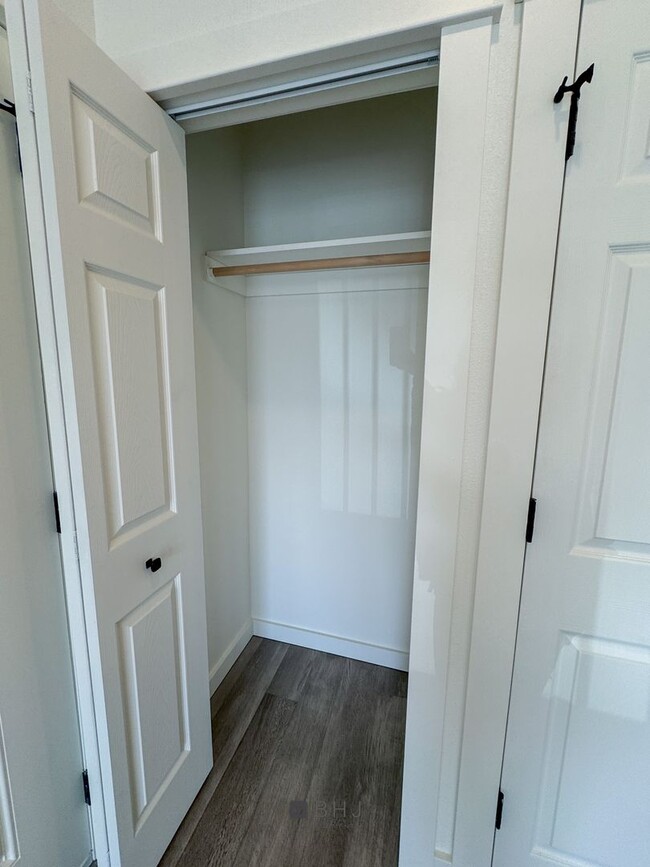 Building Photo - BRAND NEW Pet Friendly 1 bed/ 1 bath apart...