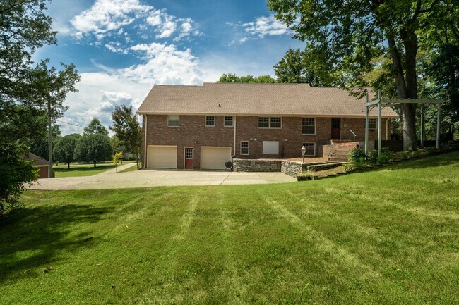 Building Photo - Single Family Home on almost an acre, 4 be...
