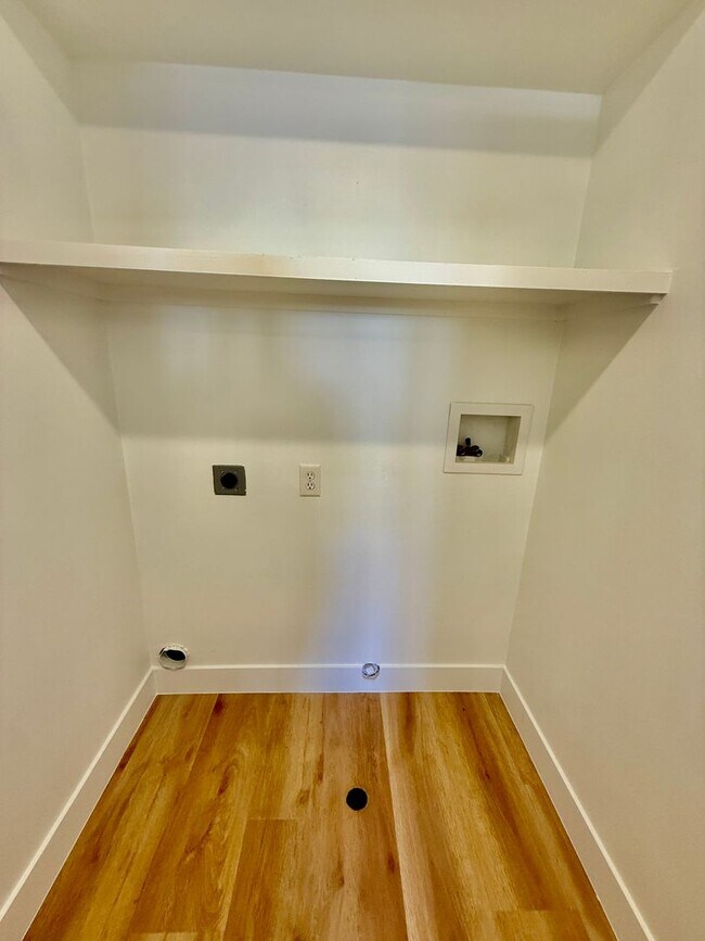 Building Photo - Remodeled 3-BR Lexington Townhome - End Unit