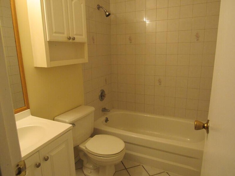 Building Photo - 7 Tree Hollow Ln