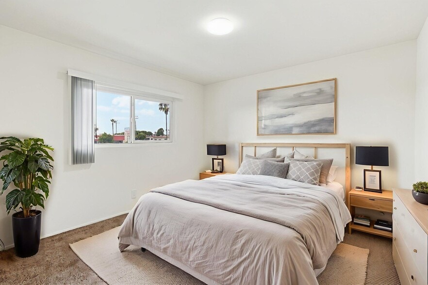 Building Photo - Crenshaw Manor