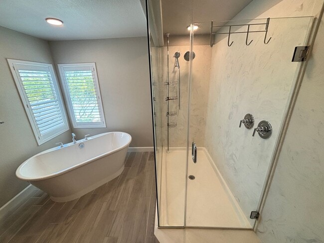 Building Photo - Contemporary 4Bed/3Bath/3 Car/+ Loft -residence located in the Silverado Ranch area