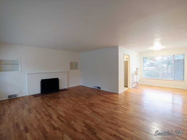 Building Photo - Beautifully Updated 4 Bedroom Home in Sherdian Beach- Includes Beach Club Access