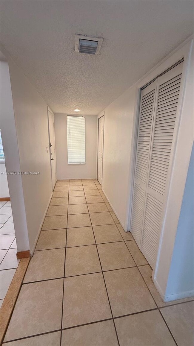 Building Photo - 231 Lakeview Dr