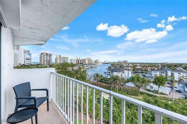 Building Photo - 250 Park Shore Dr
