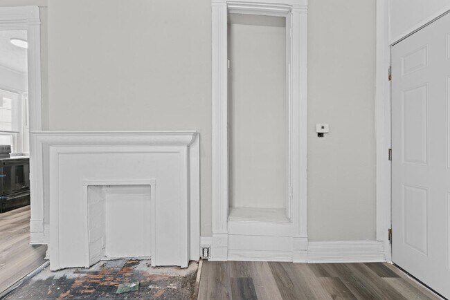 Building Photo - 111 S Vine St