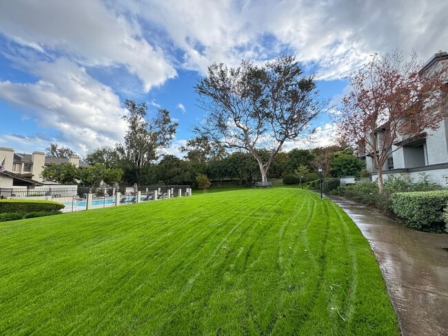 Building Photo - Spacious 2Bd/2Ba Condo w/Bonus Office, Garage and A/C!