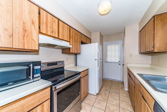 Building Photo - 2-BEDROOM DUPLEX