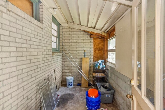 Building Photo - 2510 9th Ave S