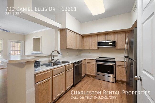 Building Photo - 700 Daniel Ellis Dr