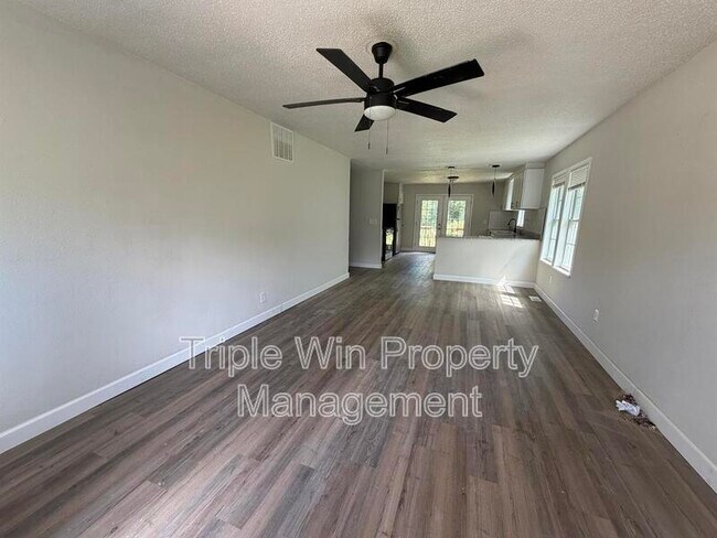 Building Photo - 9937 Carlyle Ave