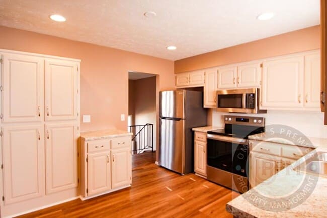 Building Photo - Charming 6 Bed 2 Bath Home Near the Offutt