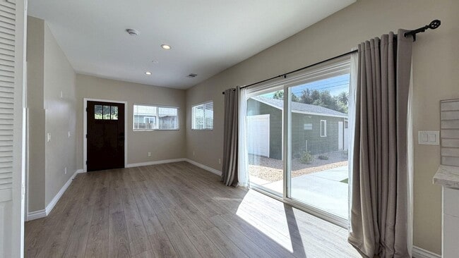 Building Photo - 1018 College Ave