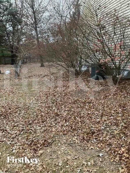 Building Photo - 9955 Melrose Dr