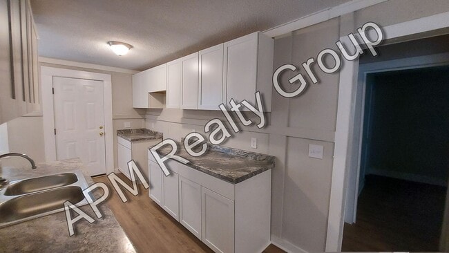 Building Photo - Renovated house in Melrose Heights