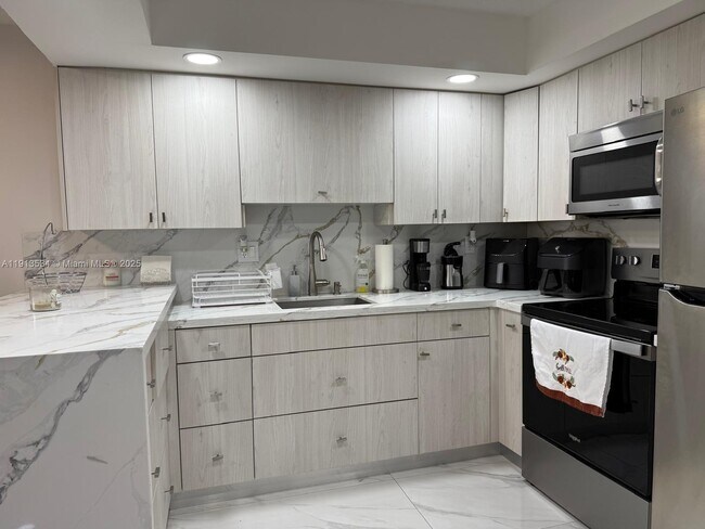 Building Photo - 9015 SW 125th Ave