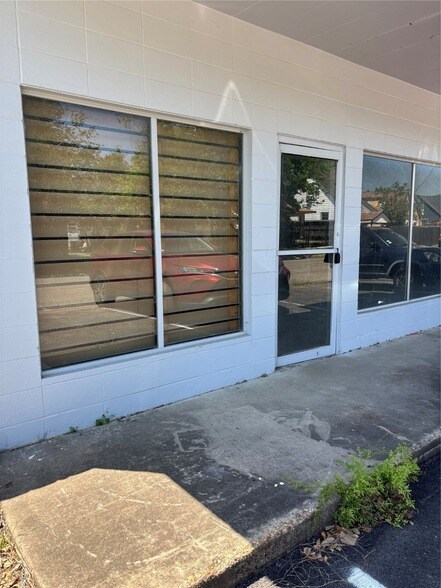 Building Photo - 401 W James Ave